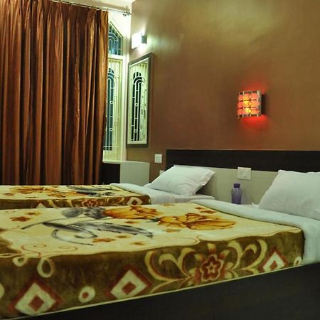 Hotel Kiran Palace Váránaszi Kültér fotó