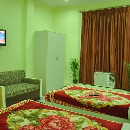 Hotel Kiran Palace Váránaszi Kültér fotó