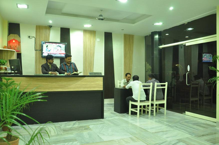 Hotel Kiran Palace Váránaszi Kültér fotó