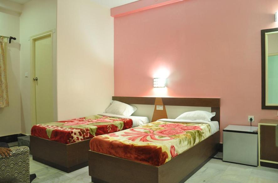 Hotel Kiran Palace Váránaszi Kültér fotó