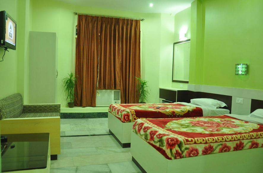Hotel Kiran Palace Váránaszi Kültér fotó